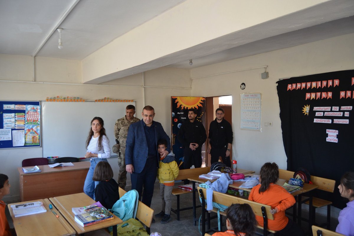 bismilkaymakam's tweet image. Kaymakamımız Sayın Recep HASAR, Kamışlı İlkokulu’nu ziyaret etti. Öğrencilerle sohbet etti, kırtasiye ve hijyen kolileri hediye etti. “Çocuklarımızın eğitimi önceliğimiz. Başarıları için elimizden geleni yapacağız,” dedi.

@RecepHasar44