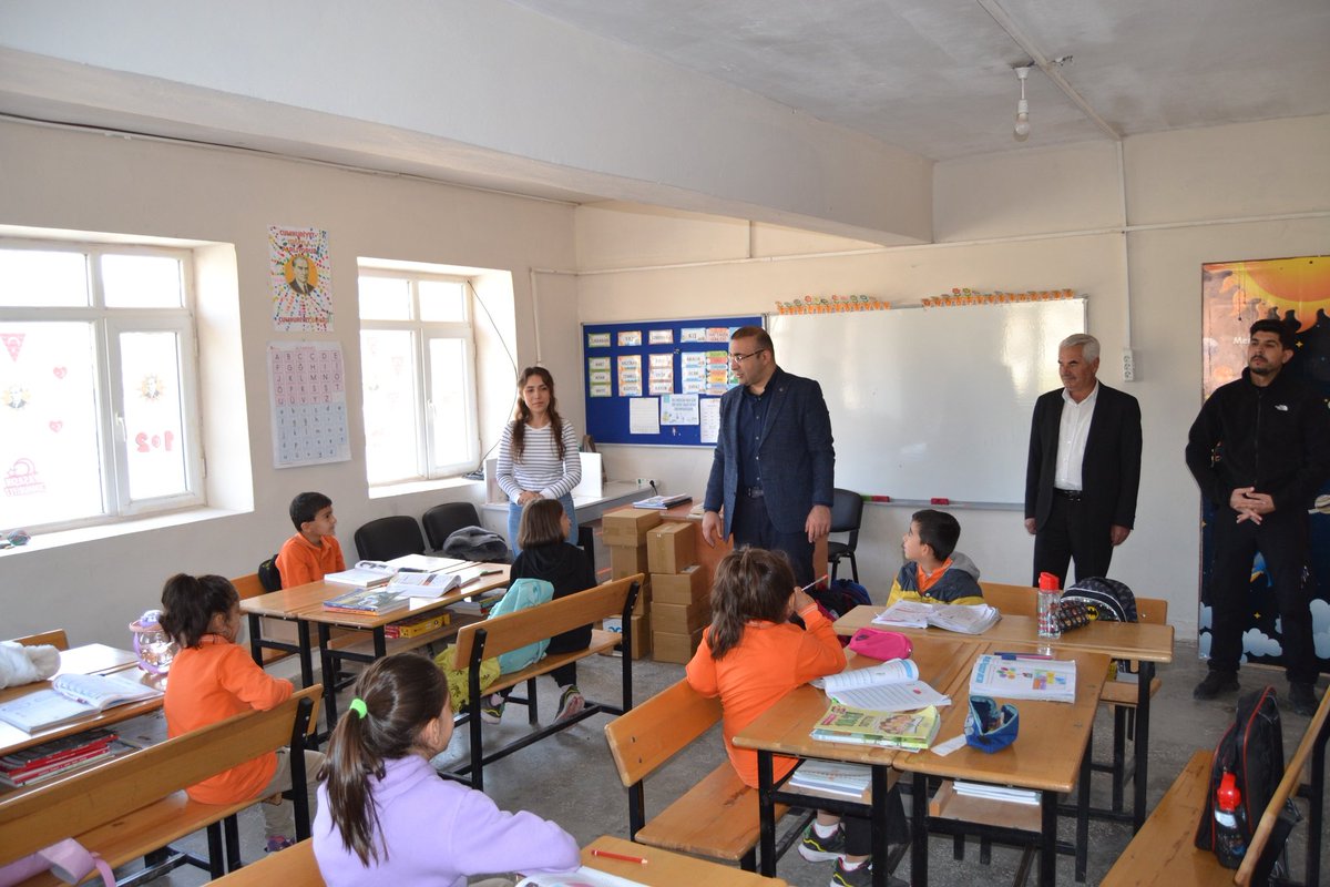 bismilkaymakam's tweet image. Kaymakamımız Sayın Recep HASAR, Kamışlı İlkokulu’nu ziyaret etti. Öğrencilerle sohbet etti, kırtasiye ve hijyen kolileri hediye etti. “Çocuklarımızın eğitimi önceliğimiz. Başarıları için elimizden geleni yapacağız,” dedi.

@RecepHasar44