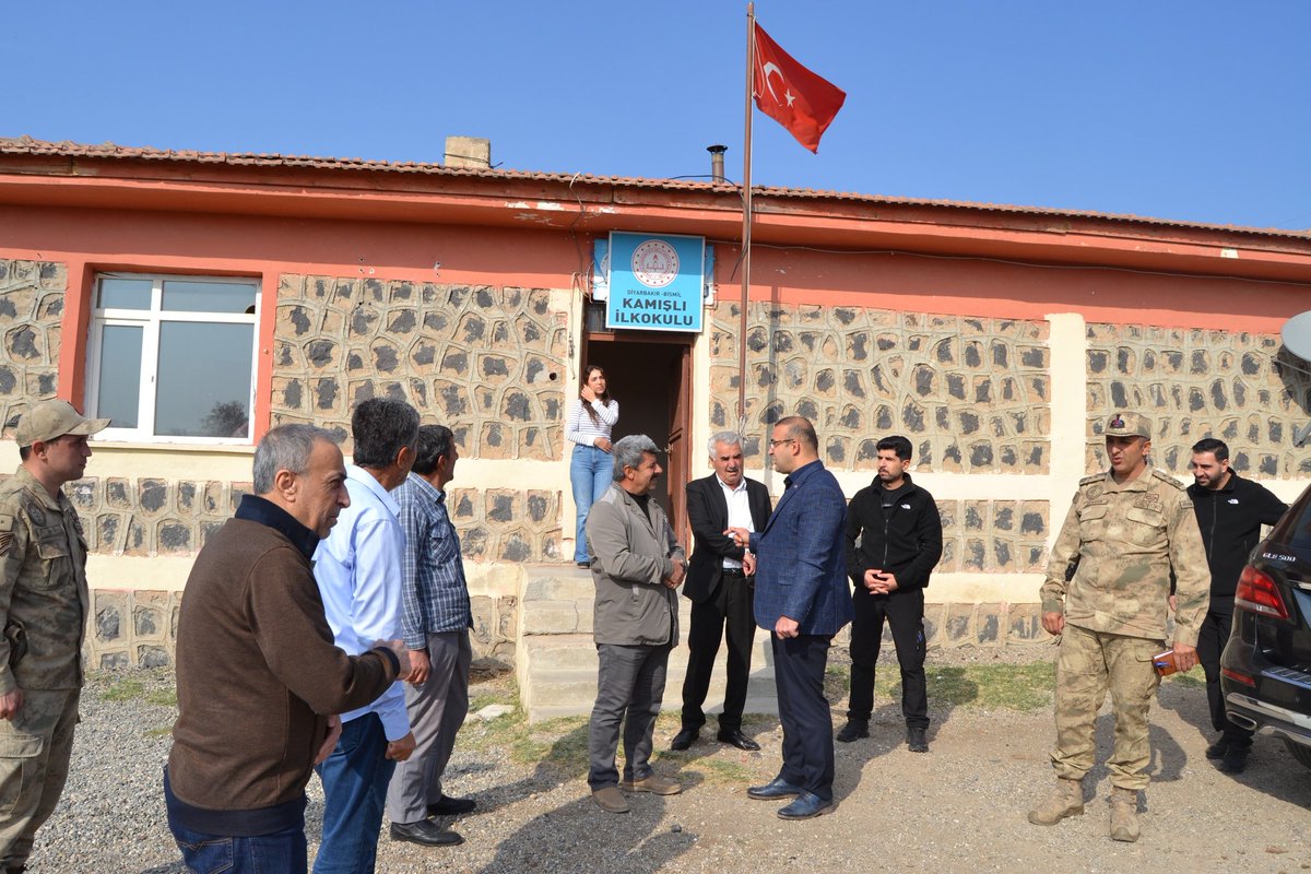 bismilkaymakam's tweet image. Kaymakamımız Sayın Recep HASAR, Kamışlı İlkokulu’nu ziyaret etti. Öğrencilerle sohbet etti, kırtasiye ve hijyen kolileri hediye etti. “Çocuklarımızın eğitimi önceliğimiz. Başarıları için elimizden geleni yapacağız,” dedi.

@RecepHasar44