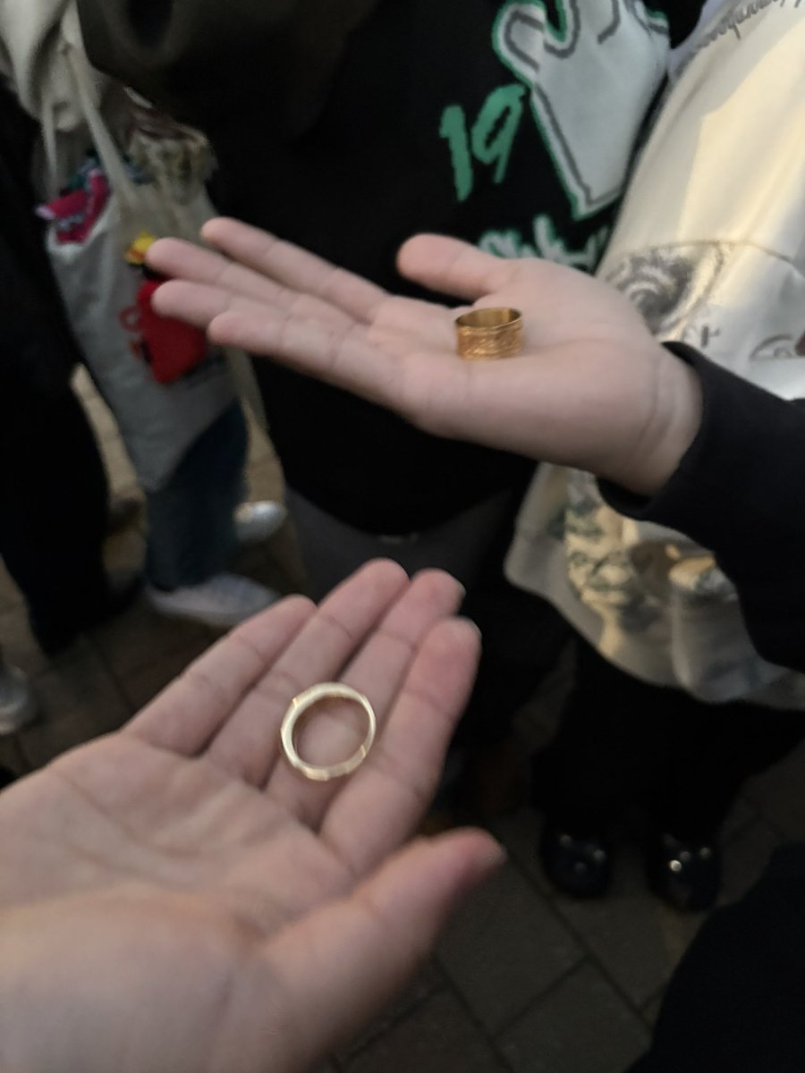 思い出のリングもういらないです。25053 退場の時ジュノンが6個の指輪のうち歩きながら外してMENSBESTYにあげて