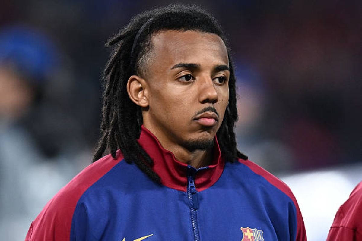 FootballTalkHQ's tweet image. 🗣️ Jules Koundé: “Football players can go six months or even a whole year without getting paid and still live comfortably, without it affecting them at all...

Unlike the people who leave their homes at 7 AM and come back at 8 PM, just to earn a small amount for their families...…