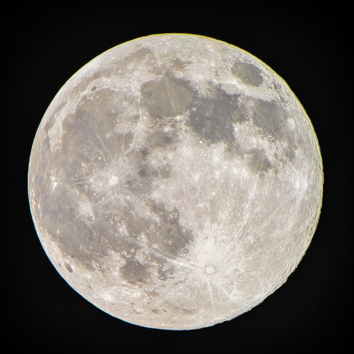 smartphone_astr's tweet photo. #supermoon rising by Leo ABC & close view by Florian aka Flo. #Moon #Moonshot #HunterMoon #fullmoon @MoonHourSocial #mobilephotography #Hestia https://t.co/TgdXwkoAlG