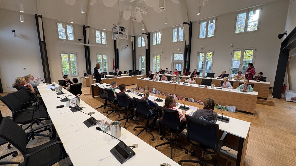 #democracity De kids van Jenaplanschool 't Bontenest uit #maarssenbroek zijn hier bezig hun partij op te richten. Wat vind je belangrijk, hoe heet je partij en wat is je slogan….?