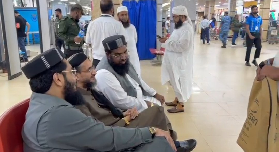 moavia_official's tweet image. بنگلہ دیش، ائیرپورٹ پر مولانا یعقوب طارق کے ہمراہ علامہ فاروقی اور علامہ ابتسام الہی ظہیر سے ملاقات
#BangladeshVisit #UnityAndPeace #IslamicScholars #MaulanaYaqoobTariq #AllamaFarooqi #AllamaIbtisamElahiZaheer #PakistanBangladeshRelations