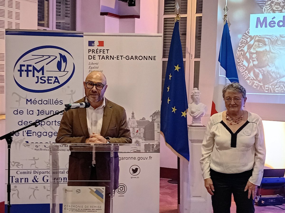 DSDEN82's tweet photo. Cérémonie de remise de la médaille de la Jeunesse, des Sports et de l'Engagement Associatif hier soir à la @Prefet_82 en présence de @LeNormandCyril1 et @emmanuel_fauvel. 18 personnes ont été récompensées : 
11 ont reçu la médaille de bronze, 6 celle d'argent et 1 celle d'or. https://t.co/5gFgknmiLN