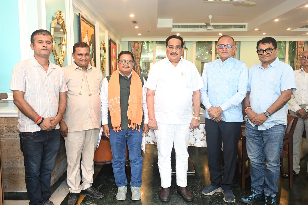 CRPaatil's tweet photo. बिहार विधानसभा चुनाव में दिन-रात परिश्रम कर रहे सूरत और नवसारी के समर्पित कार्यकर्ताओं से आज बिहार के पूर्नीया में मुलाकात का अवसर मिला। दूसरे चरण के मतदान को सफल बनाने हेतु आवश्यक मार्गदर्शन प्रदान किया।

इन कार्यकर्ताओं की ऊर्जा, अनुशासन और राष्ट्रहित के प्रति समर्पण माननीय प्रधानमंत्री श्री नरेंद्रभाई मोदी सर के ‘विकसित बिहार, विकसित भारत’ के संकल्प को साकार करने में अहम भूमिका निभा रहा है।

#BiharElections2025 
#surat 
#navsari