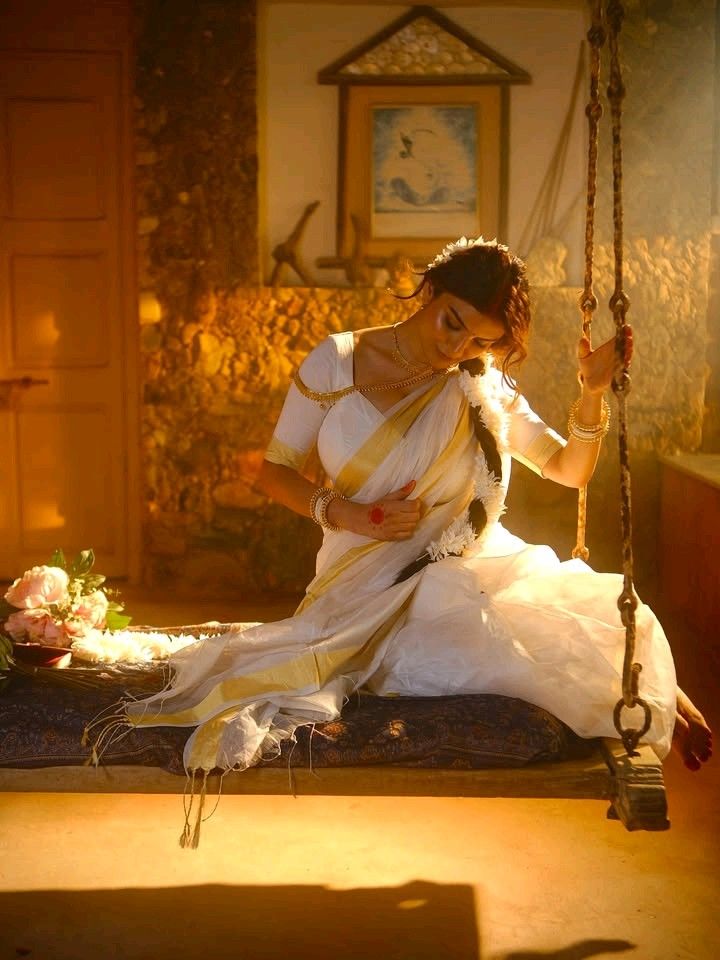 पुरानी यादों का पिटारा रखे हूँ सहेज कर,
जिसमें आज भी तुम्हारी सौंधी खुशबू मौजूद है।
वो बातें, वो मुलाकातें, सब धुंधली होकर भी साफ हैं,
जैसे बारिश के बाद मिट्टी में महकते एहसास हैं।
कभी खोल लूँ जब इस पिटारे की गिरह ज़रा,
तो वक्त भी ठहर जाता है वहीं, जहाँ तुम थे कभी....