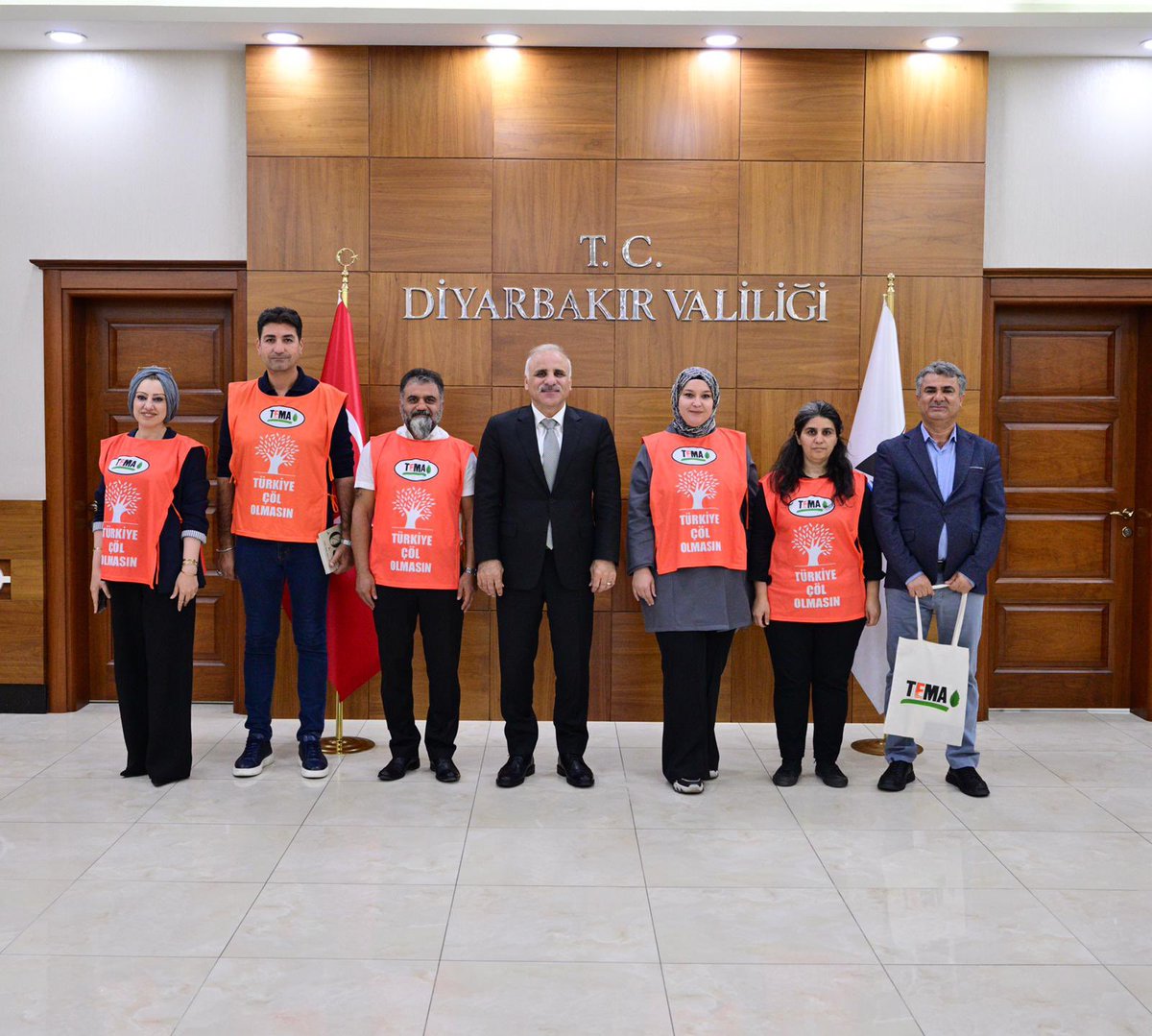 TEMA Vakfı İl Temsilcisi Meki Göger ve beraberindeki ilçe temsilcileri, Valimiz Murat Zorluoğlu’nu makamında ziyaret etti.

<a href="/vali_zorluoglu/">Murat Zorluoğlu</a>