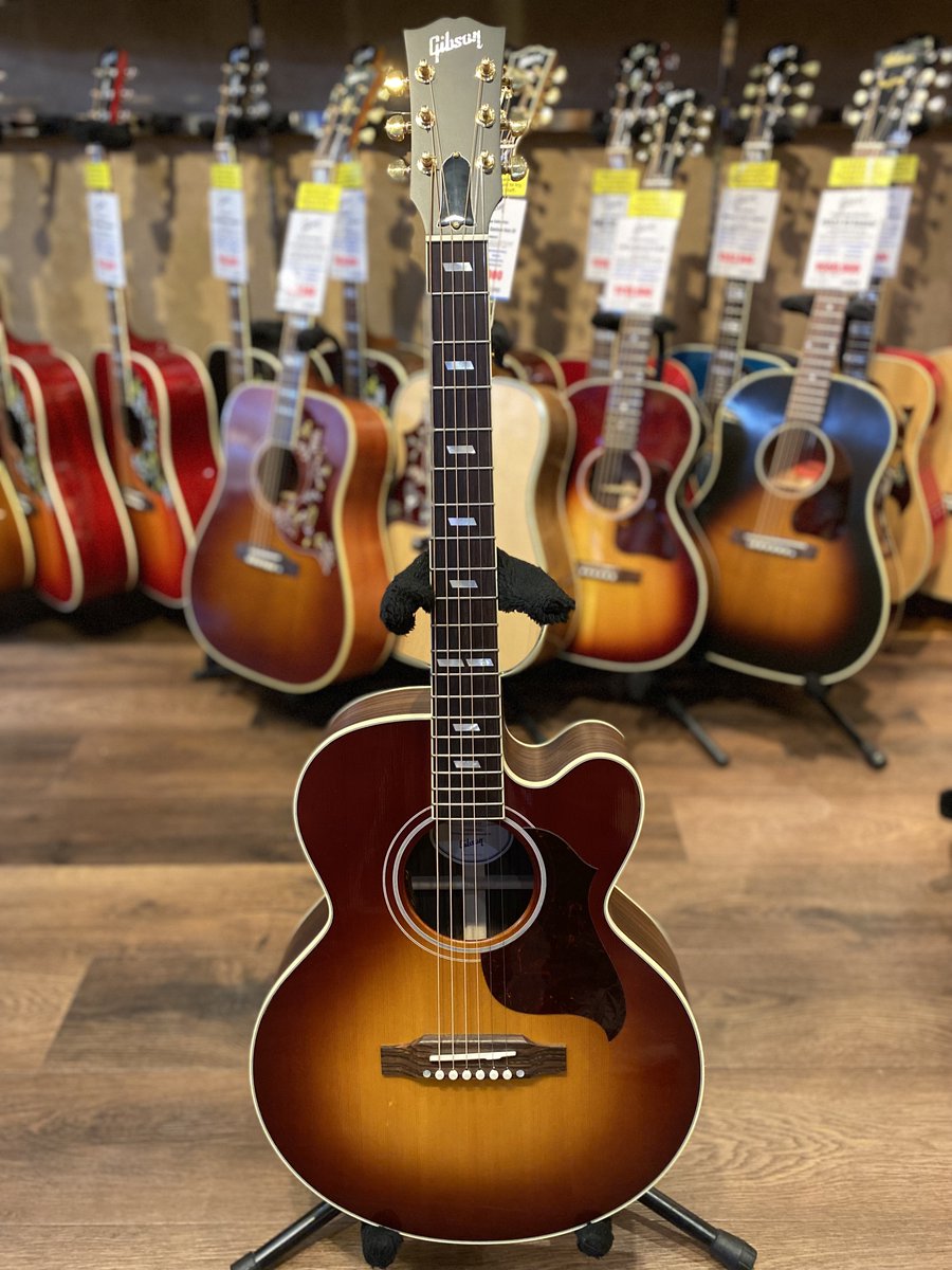 1484shibuya's tweet photo. Gibson / Parlor Rosewood EC Rosewood Burst【S/N:20275027】【渋谷店】

スモール・ボディながらも豊かな個性と迫力のあるサウンドを兼ね備えたカッタウェイ仕様！
#Gibson #Acoustic #Guitar #ギブソン #アコギ #エレアコ 

https://t.co/sMONGM5rf8 https://t.co/JqZ184wfxc