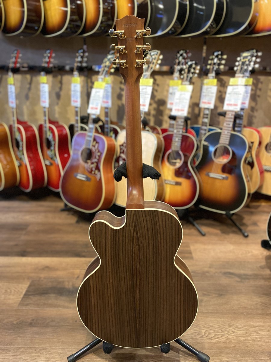 1484shibuya's tweet photo. Gibson / Parlor Rosewood EC Rosewood Burst【S/N:20275027】【渋谷店】

スモール・ボディながらも豊かな個性と迫力のあるサウンドを兼ね備えたカッタウェイ仕様！
#Gibson #Acoustic #Guitar #ギブソン #アコギ #エレアコ 

https://t.co/sMONGM5rf8 https://t.co/JqZ184wfxc