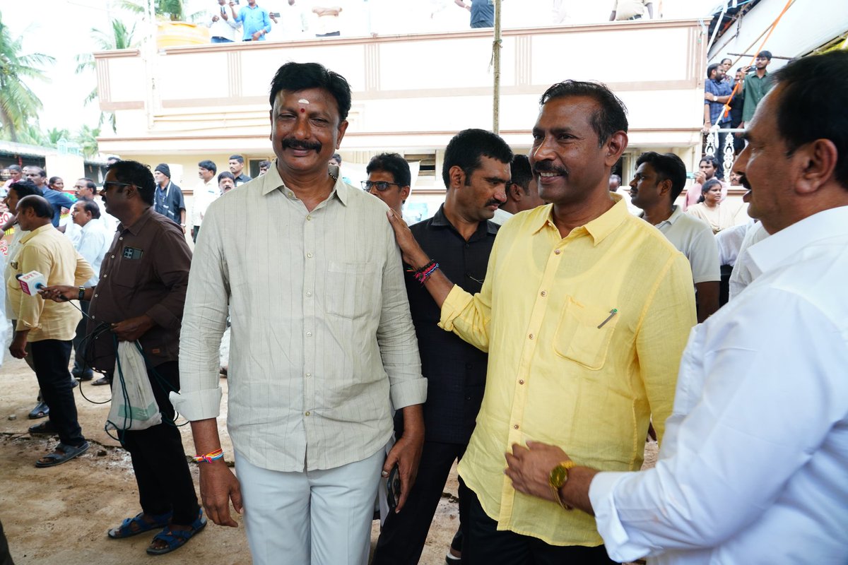 Pallasrinivas4u's tweet image. దగదర్తి లో టీడీపీ రాష్ట్ర ఉపాధ్యక్షులు మాలేపాటి సుబ్బానాయుడు గారికి నివాళులు అర్పించిన అనంతరం తనను కలిసిన టిడిపి నాయకులు, కార్యకర్తలతో మాట్లాడుతున్న ఆంధ్రప్రదేశ్ రాష్ట్ర టిడిపి అధ్యక్షులు, గాజువాక శాసనసభ్యులు శ్రీ పల్లా శ్రీనివాసరావు గారు.

 #PallaSrinivasaRao #TDPStatePresident…