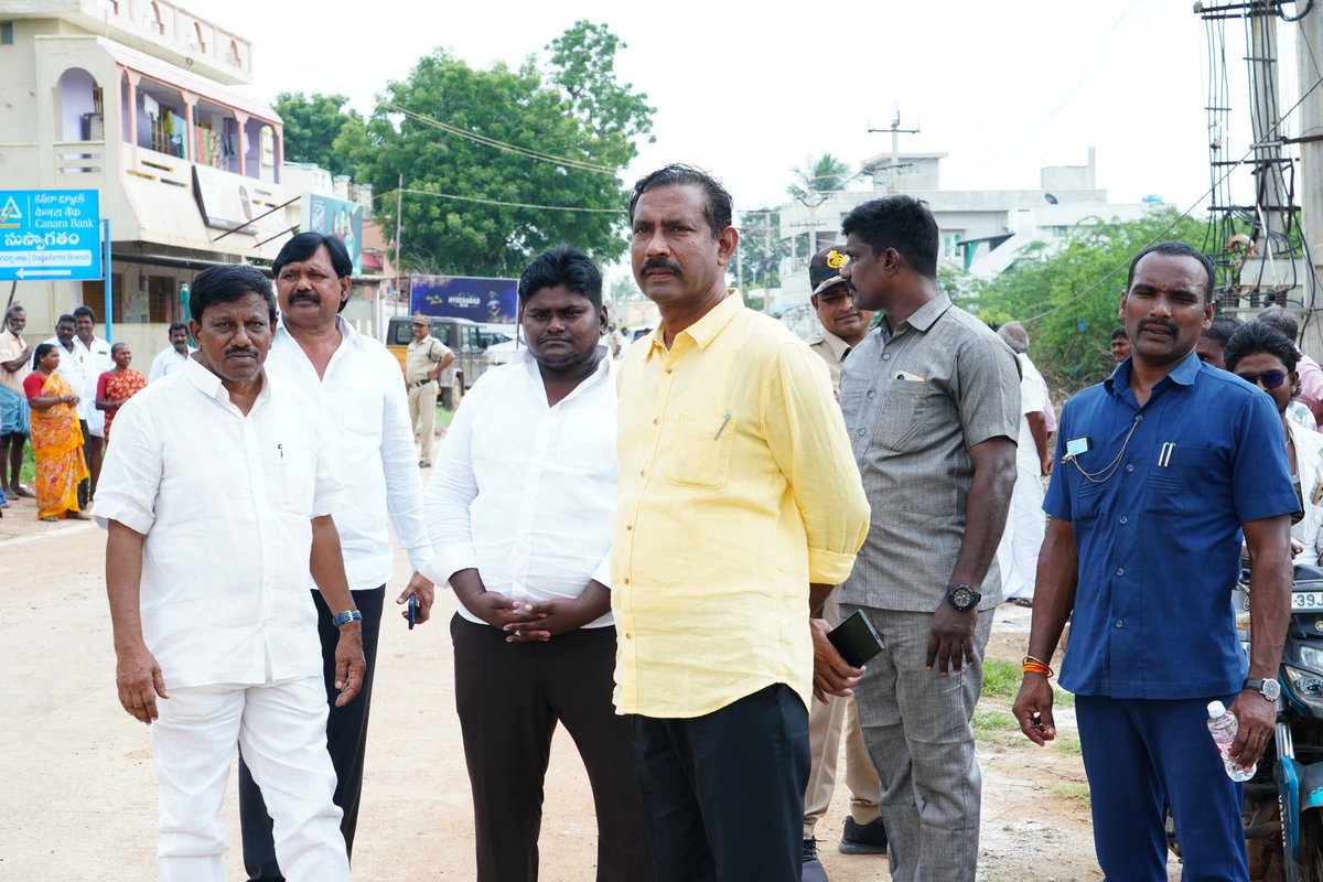 Pallasrinivas4u's tweet image. దగదర్తి లో టీడీపీ రాష్ట్ర ఉపాధ్యక్షులు మాలేపాటి సుబ్బానాయుడు గారికి నివాళులు అర్పించిన అనంతరం తనను కలిసిన టిడిపి నాయకులు, కార్యకర్తలతో మాట్లాడుతున్న ఆంధ్రప్రదేశ్ రాష్ట్ర టిడిపి అధ్యక్షులు, గాజువాక శాసనసభ్యులు శ్రీ పల్లా శ్రీనివాసరావు గారు.

 #PallaSrinivasaRao #TDPStatePresident…