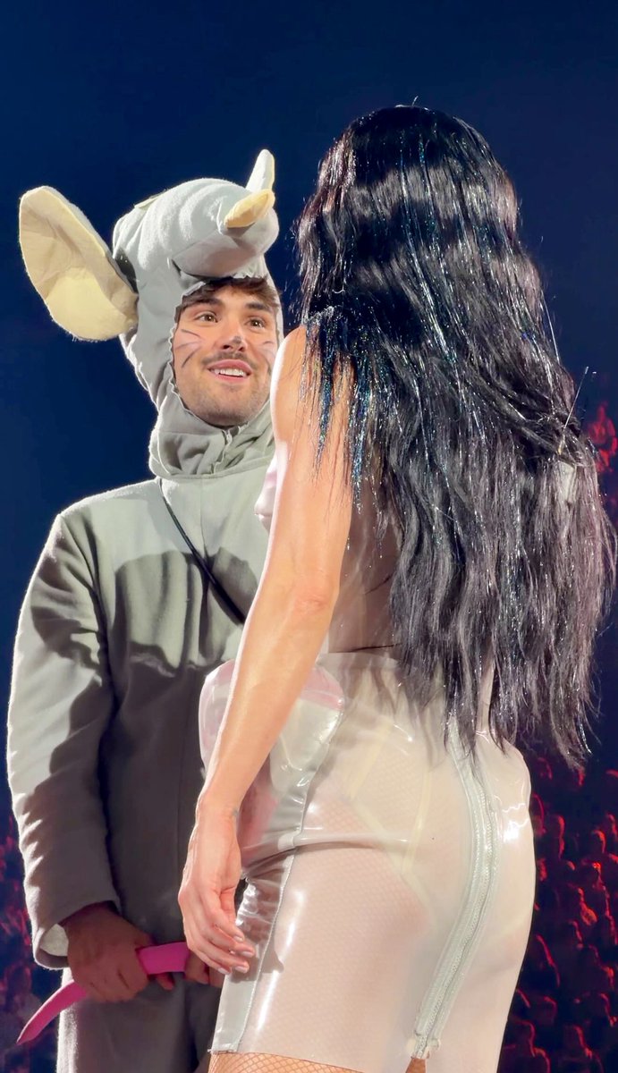 _thatsarthur's tweet photo. Rare photo of Katy Perry having an important conversation with a rat. https://t.co/sl9WbZlARi