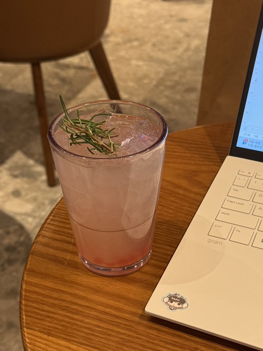 올해 첫 캐모마일릴렉서🍵
(노트북모서리를보시오)