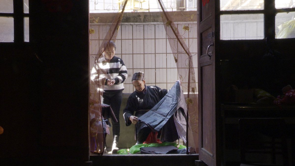 🎞️長編『 晩夏ノ蝉』
監督：鄧茂榮
🗓️12月10日(水)14:40
🗓️12月13日(土)11:40
中国貴州省の少数民族・トン族が住む岩洞村。都市化と情報化の波は村にも及び、街で未来を切り開こうとするひと組の夫婦の奮闘やすれ違いを通して、現代中国の伝統への視線や家族観を問う。
tdff-neoneo.com/lineup/lineup-…