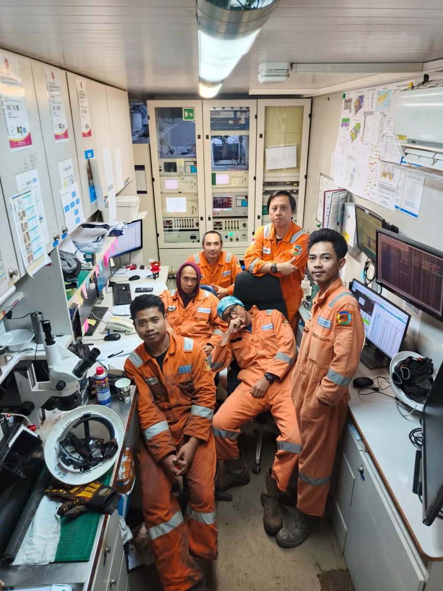 _geolog's tweet photo. Nothing beats time with our crews.
Sharing is caring: a slice of cake, a spare glove, a helping hand on a busy shift.
Proud of the people who keep operations safe and moving, day in, day out.
#TeamGEOLOG #CrewLife #RigLife #FieldLife #EnergyPeople #OilandGas #Drilling #Geothermal https://t.co/RF8TvxpkgJ