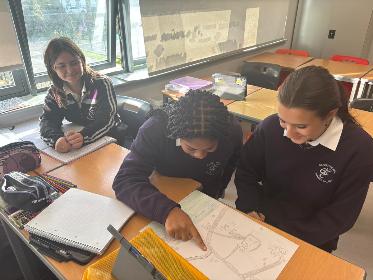 CarrigtwohillCC's tweet photo. ⭐️ 2nd Year Update ⭐️

Ms. Collins’ 2nd Year Spanish students revised the topic of ‘Mi Barrio’ by creating their own maps full of local facilities. They practiced their vocabulary, prepositions of place &amp; sentence structure by asking each other questions about their maps.

 🇪🇸 https://t.co/Fa7DCQQsMW