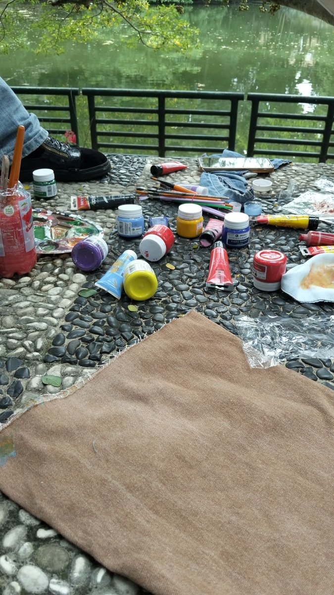 ceoconan's tweet image. random bgt lgi jalan santai di wisdom brg tmenku tb2 diajak strangers ngelukis bareng wkwkwk tapi seruuuu