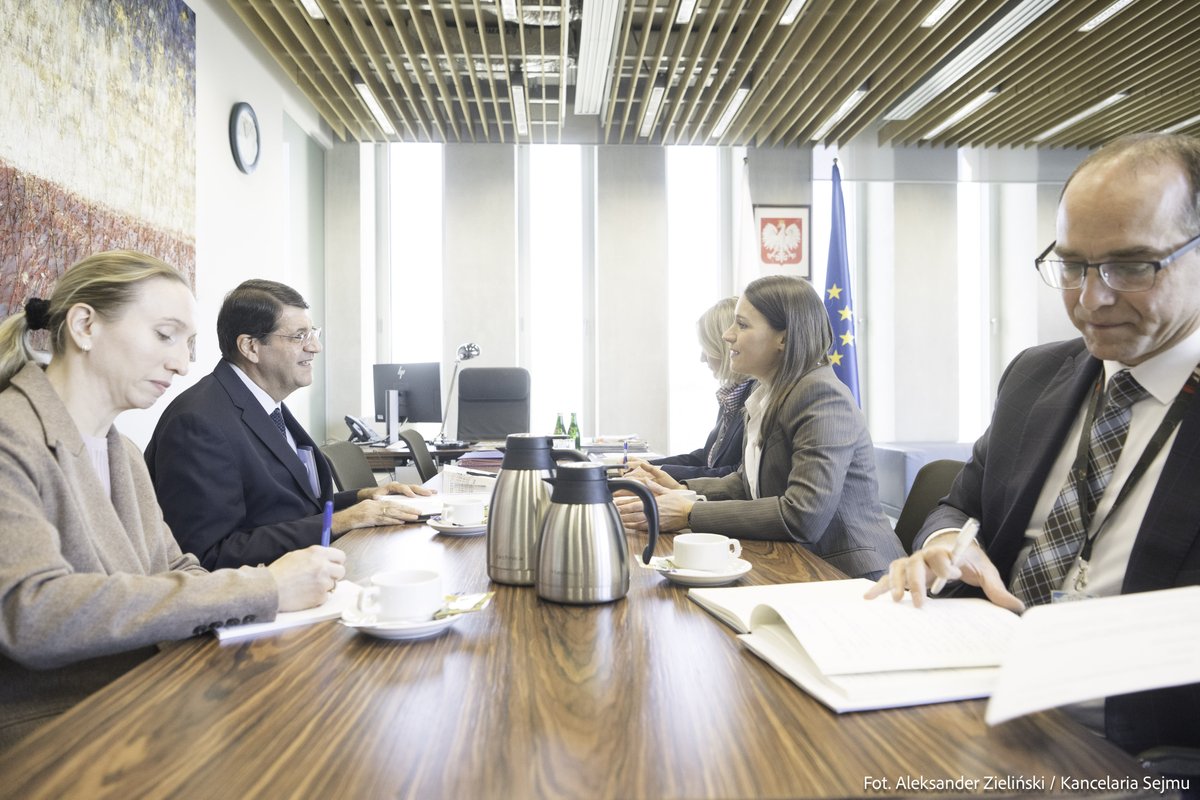 KancelariaSejmu's tweet photo. 📌#Sejm Przewodnicząca komisji ds. UE Agnieszka @pomaska spotkała się z JE Ambasadorem Republiki Cypru, Panem Nicosem P. Nicolaou. 🇵🇱🤝🇨🇾 https://t.co/Y89nGyiBsR