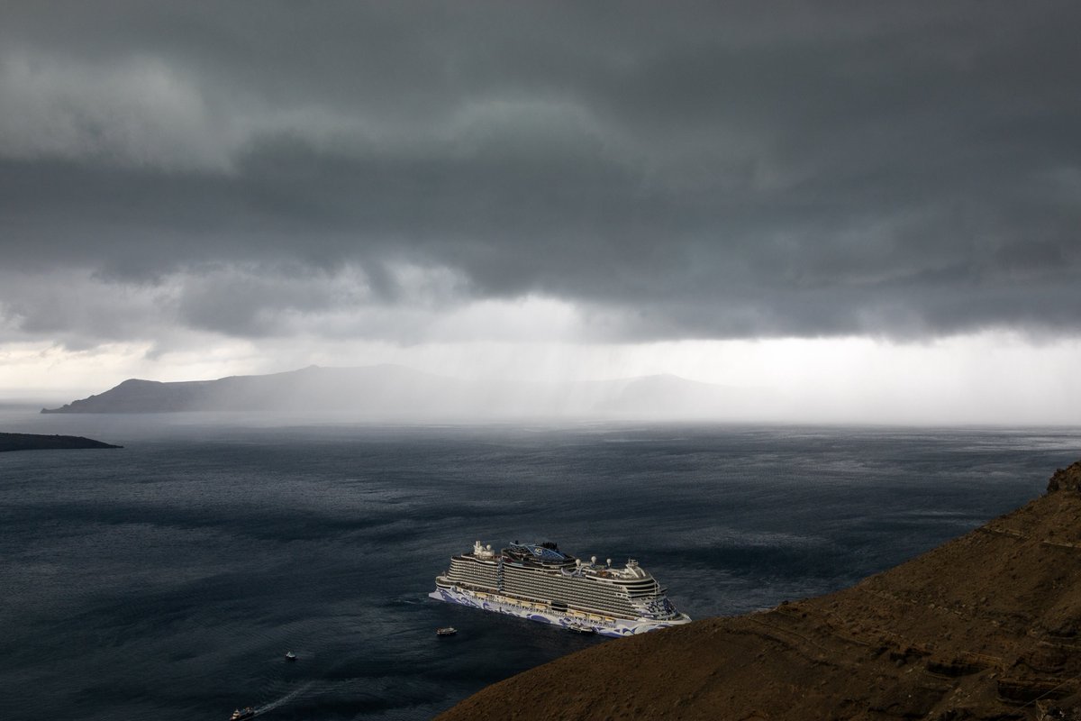 Ktuck_79's tweet image. Thursday 6  November       
Today’s Daily Picture Theme is 'Floating' 

RT or reply with your own photo

I’m posting it again because I love its dark moody vibe and it’s un-Santorini-like appearance! 

A cruise ship floating amidst a very dramatic thunder storm in the Caldera of