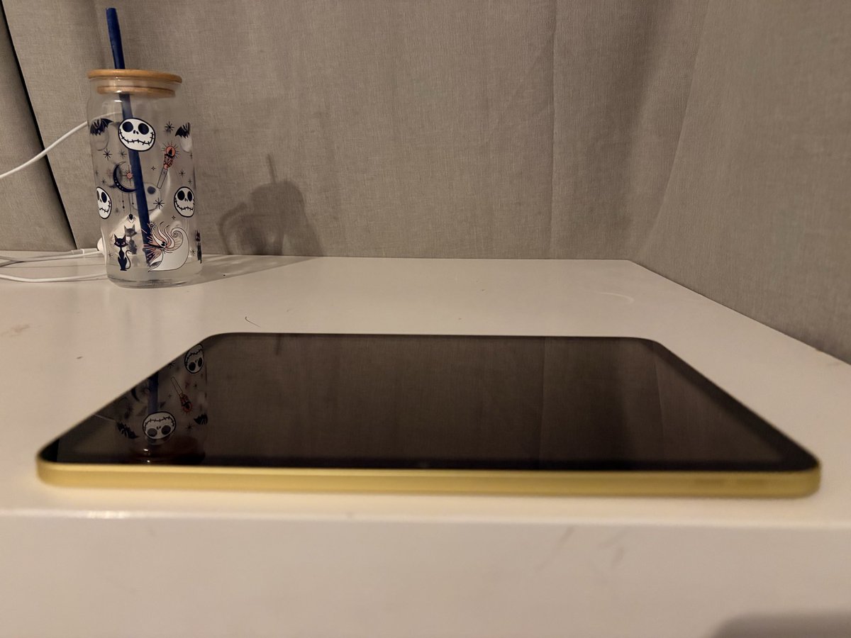 Anitac2501's tweet image. Absolutely ridiculous — @Apple are refusing to repair my 3-week-old iPad because they say it’s “bent.” Where is this bend you’re talking about? And even if it is slightly bent, the entire warranty is void?! How do I even know it didn’t come out of the box like that?!#AppleSupport