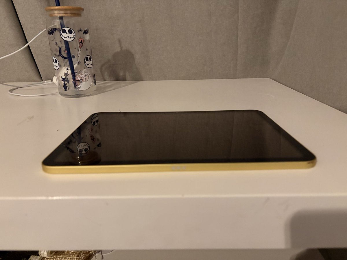 Anitac2501's tweet image. Absolutely ridiculous — @Apple are refusing to repair my 3-week-old iPad because they say it’s “bent.” Where is this bend you’re talking about? And even if it is slightly bent, the entire warranty is void?! How do I even know it didn’t come out of the box like that?!#AppleSupport