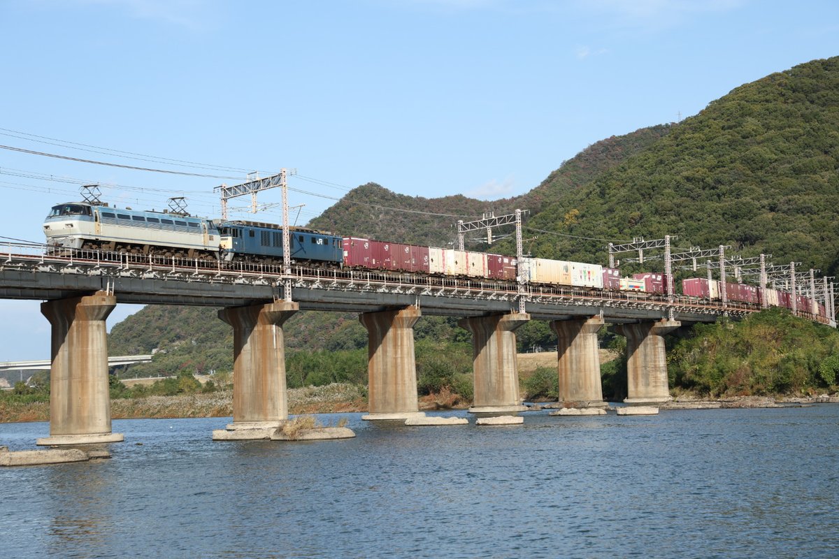 deepman0325's tweet photo. 11/6
2077レ
EF66-131+EF64-1038+コキ
天気が良かったので山陽路へ撮影。
鮫のロクヨンムドが来てくれてよかったです。 https://t.co/sdPvPnxEl3