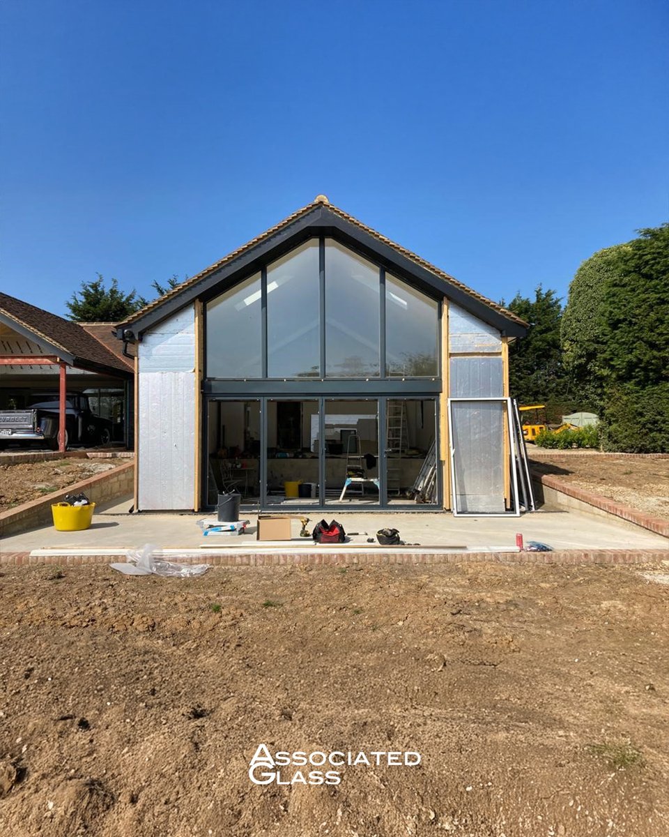 AssociatedGlas's tweet image. Bringing light to life. ☀️🏡
 
This gable-end glazing #project is still taking shape, you can already see how the design #transforms the space.

Floor-to-ceiling #glass, natural light, &amp;amp; seamless indoor-outdoor flow… this one’s going to be something #special.
 
📞 02085 083821