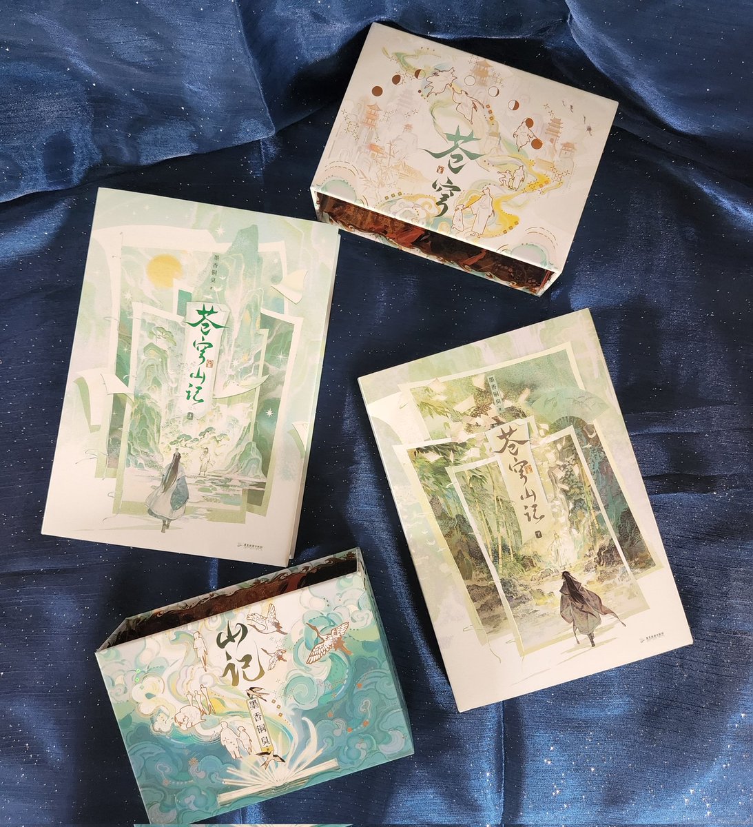 lunariste's tweet photo. my copy of svsss (simplified cn ver) is here!!! everything is SO beautiful 🥹 there are so many little details that speak of bingqiu's journey throughout the story, anr the merch is just!!! so cute!!! can't wait to put it on my shelf 😚 https://t.co/4lKfimS0Ec