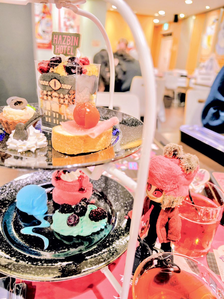 1w1y2's tweet photo. ハズビンカフェ後半も行ってきました！！！！！！
向かいのテーブルに座ってはった海外から来てる女性から姿かっこいいですね！！とアラスタードールもいいですね！！！！って🫶🫶してくれてめっっっちゃ嬉しかったですね……日本を楽しんでください🫶🫶🫶🫶🫶 https://t.co/xzuuEYhbfY