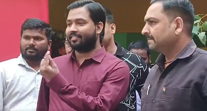 DynamiteNews_'s tweet image. Famous educator Khan Sir cast his vote in Patna. He urged the youth to participate in strengthening democracy by exercising their right to vote.

#BiharElection2025 #Patna #KhanSir #ElectionNews #BiharVoting