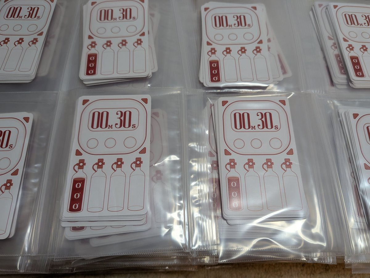制限時間カードの丁合作業。
カード全種類とポリ袋を自分の前に並べたら、カードを1枚ずつ取って、まとめたものを袋詰め。
それはまるで寿司職人のよう。
だんだん手際が良くなってくるところもそれっぽい。