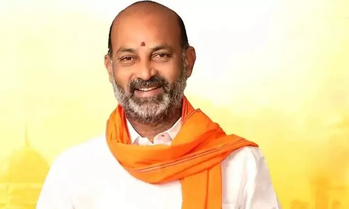 Harshav21320924's tweet photo. 🚨 రోడ్షో వివాదం!
రోడ్షోకు అనుమతి కోరలేదనడంపై బండి సంజయ్ ఆగ్రహం 😡
👉 అనుమతి కోరుతూ పోలీసులకు లేఖ ఇచ్చిన బీజేపీ
👉 అనుమతి నిరాకరణ సర్క్యులర్ విడుదల చేసిన బండి
👉 పంజాగుట్ట ఏసీపీపై ఈసీకి ఫిర్యాదు 📝
#BandiSanjay #BJP #Hyderabad #Election2025 #ECComplaint #RoadshowControversy https://t.co/pe7nrEzuvG