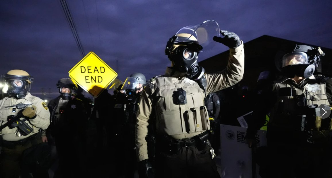 lequotidien509's tweet image. 🇺🇸 Chicago — Un juge fédéral ordonne des mesures urgentes au centre ICE de Broadview après des plaintes pour conditions « inhumaines ». Accès à l’hygiène, aux avocats et aux repas exigé. #ImmigrationUSA #Chicago #lequotidien509 (Source : @AP)