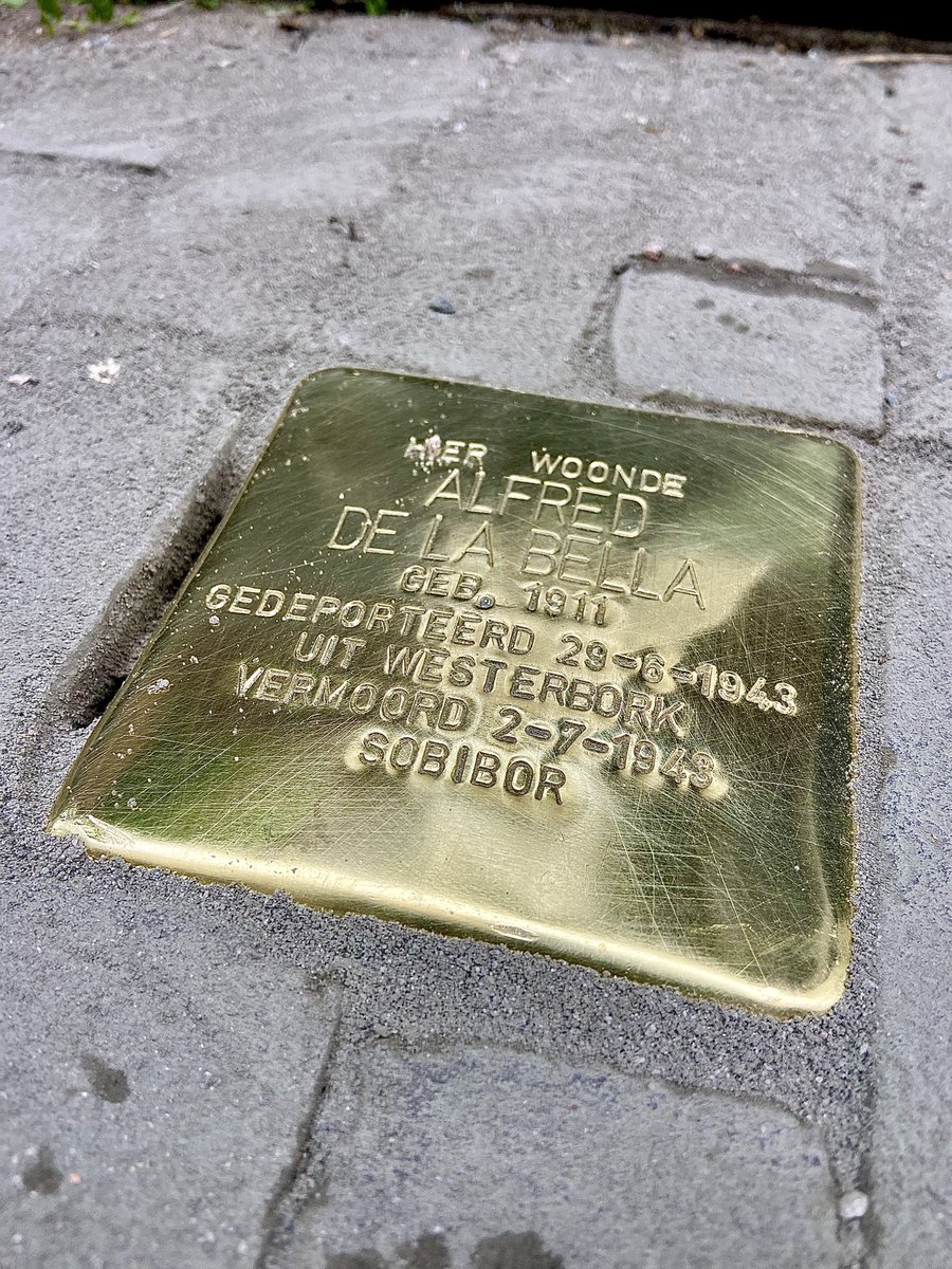 Vandaag is de Stolperstein (struikelsteen) geplaatst ter herdenking van Alfred de La Bella. 

Alfred, acteur van beroep, werd op 31-jarige leeftijd uit ons huis weggevoerd en via Westerbork omgebracht in Sobibor. 

Blij en dankbaar dat deze steen er nu voor de eeuwigheid ligt.