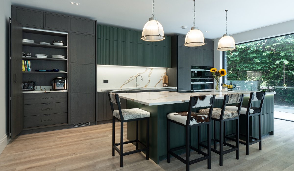 stonehamkitchen's tweet image. This nature inspired kitchen connects seamlessly with the owner’s garden.

Our Inscribe &amp;amp; Fusion cabinetry, bespoke storage, and earthy tones of Anthracite Oak, Duck Vert &amp;amp; Walnut bring the outdoors in.

See the project - f.mtr.cool/vvnlwmgunw

#greenkitchen #kitchenproject