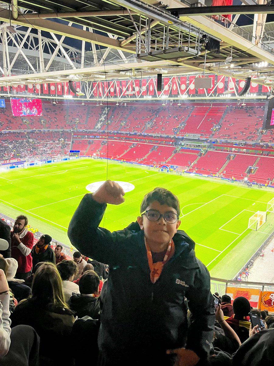 Öncelikle Galatasaray ailemi kutlarım. Kuruluş felsefesi bu olan kulubümün Avrupa'yı titretmesinin verdiği mutluluğu anlatmam tarifsiz. En kötü günümüz böyle olsun. 

Evet. Dün ben de açıklandığı ilk gün tüm deplasman uçak biletlerini alan bir kulüp üyesi olarak ailemle