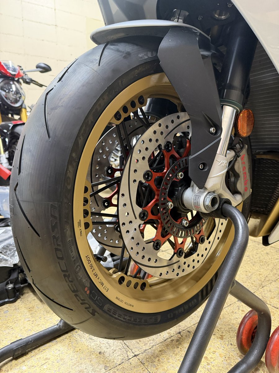 trentasette37_'s tweet image. 始動性抜群で軽量な、#shorai バッテリー取付&amp;amp;タイヤ交換。リアは良く曲がる60扁平に変更。既に廃盤の #sunstar プレミアムレーシング取付等。
#pirellisupercorsav4sc2
#numbertack
#Trentasette37_
#トレンタセッテ37