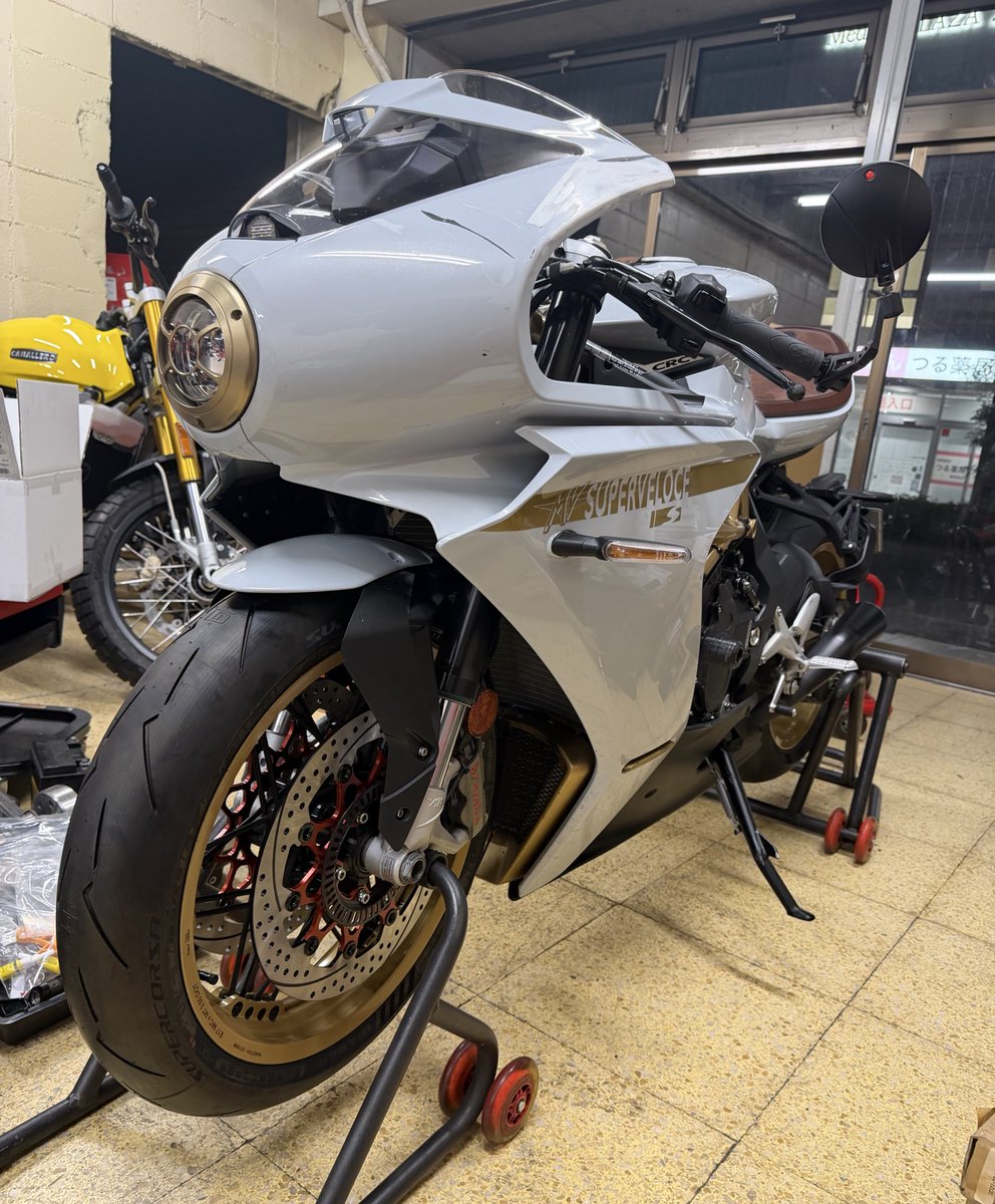 trentasette37_'s tweet image. 始動性抜群で軽量な、#shorai バッテリー取付&amp;amp;タイヤ交換。リアは良く曲がる60扁平に変更。既に廃盤の #sunstar プレミアムレーシング取付等。
#pirellisupercorsav4sc2
#numbertack
#Trentasette37_
#トレンタセッテ37