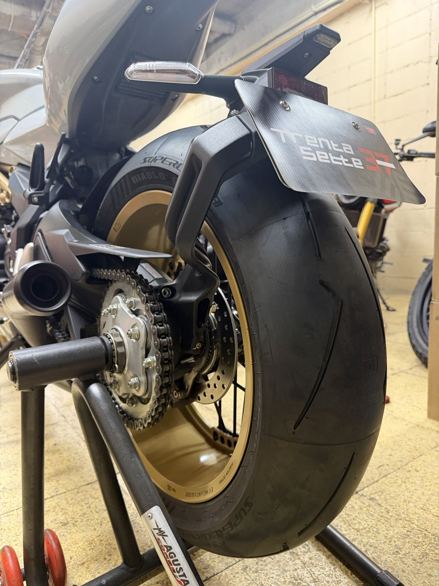 trentasette37_'s tweet image. 始動性抜群で軽量な、#shorai バッテリー取付&amp;amp;タイヤ交換。リアは良く曲がる60扁平に変更。既に廃盤の #sunstar プレミアムレーシング取付等。
#pirellisupercorsav4sc2
#numbertack
#Trentasette37_
#トレンタセッテ37