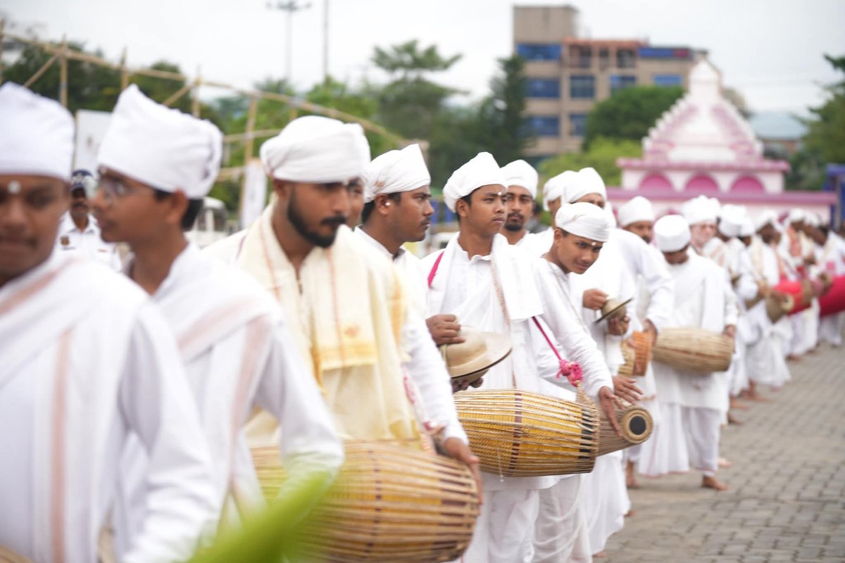Joined Dr <a href="/himantabiswa/">Himanta Biswa Sarma</a>, Hon'ble Chief Minister, today at Srimanta Sankardev Kalakshetra as he flagged off vehicles carrying 270 Amrit Kalash urns for the Bhoomi Pujan of the upcoming Swahid Kanaklata Barua State University at Gohpur, where Smt Nirmala Sitharaman, Hon'ble Union
