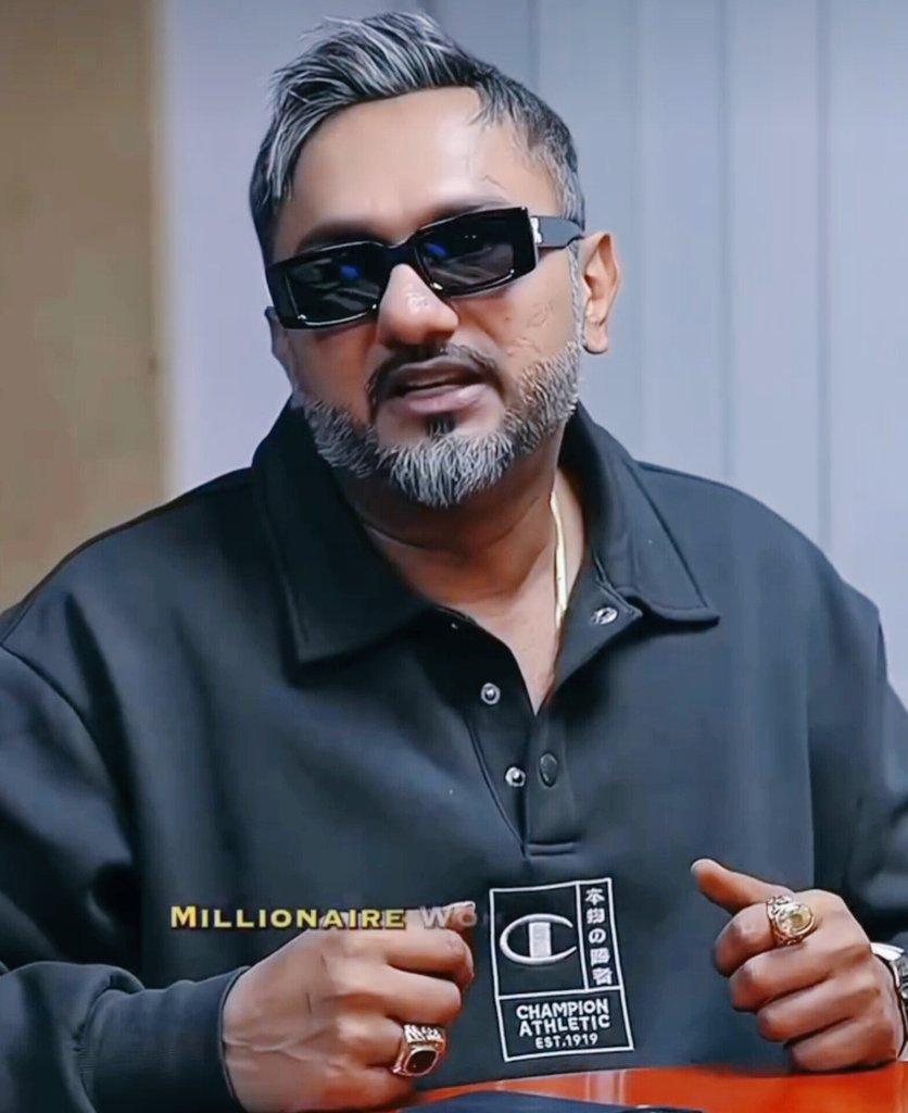 एक पॉडकास्ट में हनी सिंह से पूछा गया
करोड़पति कैसे बना जाए -
हनी सिंह का जवाब -करोड़पति वो आदमी है जिसकी जेब में ₹100 है और वह अपने साथ बैठे यारों के साथ ₹300 खर्च कर दे बो करोड़पति है
करोड़पति वे नहीं जिनके पास करोड़ो रुपए हैं करोडो लोग देखें है उनके पास दिल ही नहीं है