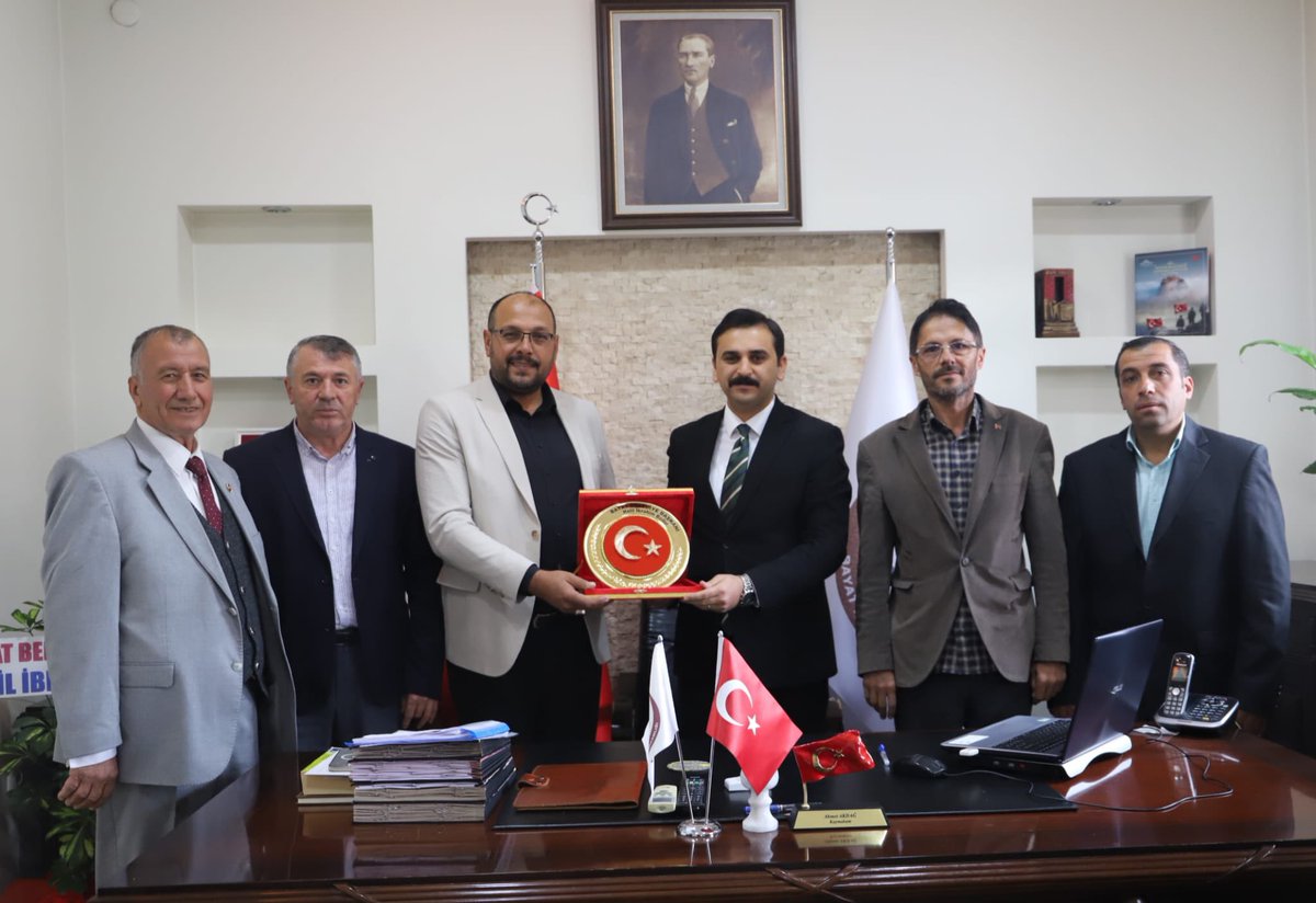 Belediye Başkanımız Sayın Halil İbrahim Bodur, AK Parti Bayat İlçe Başkanımız Sayın Ahmet Çoban ve AK Parti Belediye Meclis Üyelerimiz ile birlikte, İlçe Kaymakamımız Sayın Ahmet Akdağ’ı makamında ziyaret ettiler.