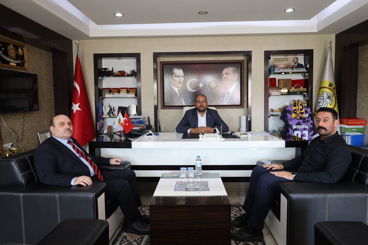 Bayat İlçe Gıda, Tarım ve Hayvancılık Müdürlüğü görevine başlayan İlçe Müdürü Ayhan Kan ve Veteriner Hekim Ozan Aygün, Belediye Başkanımız Sayın Halil İbrahim Bodur’u makamında ziyaret ettiler.