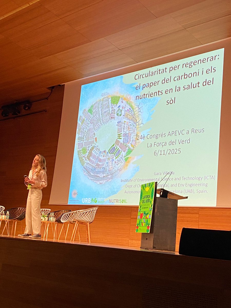 apevcat's tweet photo. Seguim amb Gara Vilalba, catedràtica del Departament d’enginyeria, biologia i ambiental de la UAB i investigadora de l’ICTA, que ens presenta:
➡️ Circularitat per regenerar: el paper del carboni i els nutrients en la salut del sòl.
#congresAPEVC2025 #APEVC #verdurba https://t.co/gV0HRVlLVi