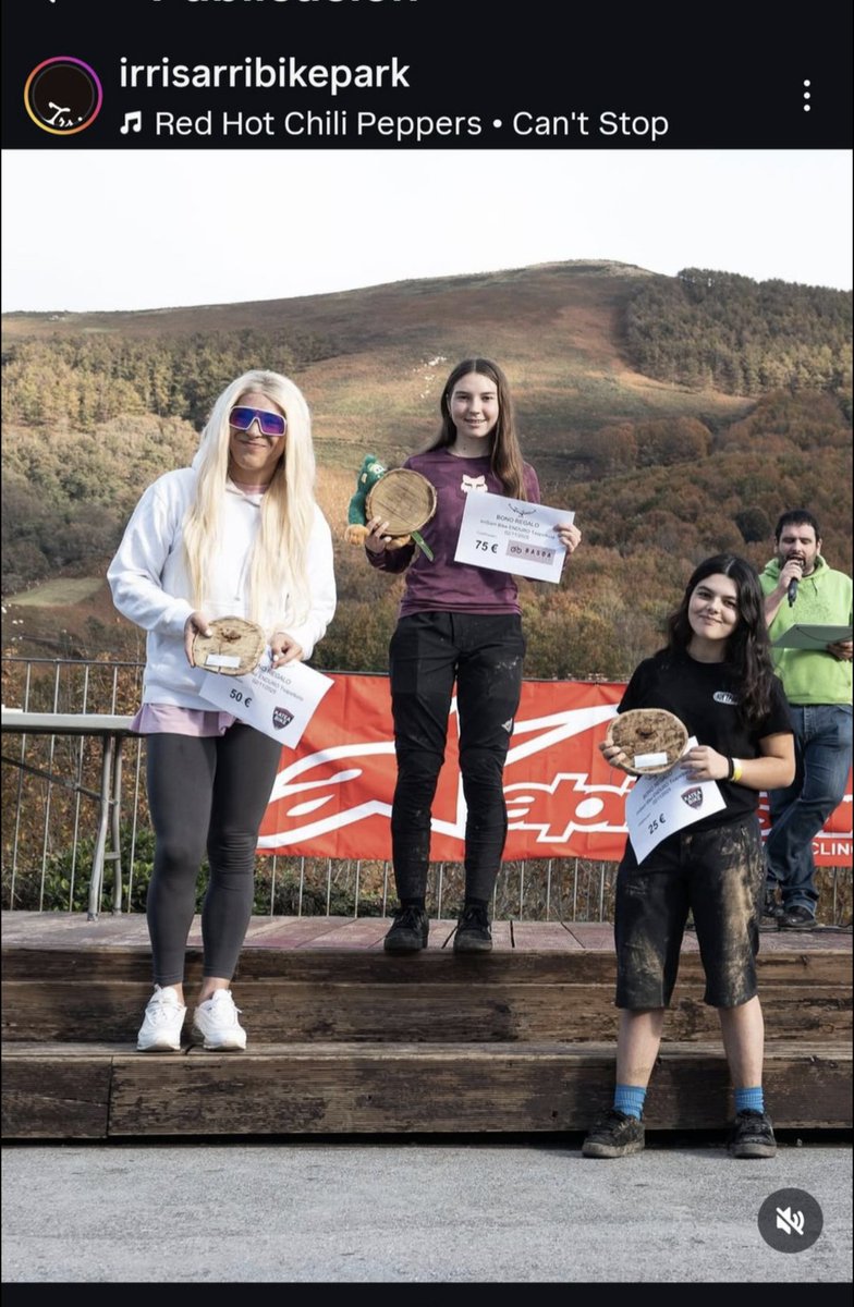 Zolinlarra's tweet image. Una persona con peluca rubia, de mucho más edad que las chicas, compite en categoría femenina. Mucha gente cuestiona lo injusto que es para las chicas y el parque #irrisarribikepark amenaza a quien diga que no ve lo que la persona exige al mundo que vea. 
El emperador va desnudo