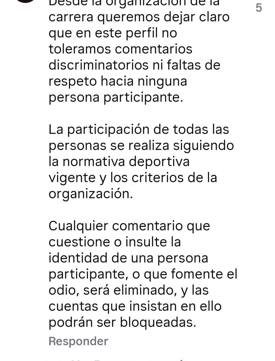 Zolinlarra's tweet image. Una persona con peluca rubia, de mucho más edad que las chicas, compite en categoría femenina. Mucha gente cuestiona lo injusto que es para las chicas y el parque #irrisarribikepark amenaza a quien diga que no ve lo que la persona exige al mundo que vea. 
El emperador va desnudo