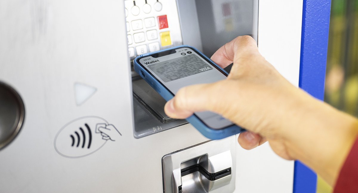 Bezahlkarten: Soll der Staat die #Gebühren deckeln?

#Bargeldlos zahlen boomt: Für die Kundschaft ist es bequem, für die Anbieter von Bezahlkarten lukrativ. Mit den Gebühren befassen sich die #Wettbewerbskommission und das Parlament.

dievolkswirtschaft.ch/de/2025/11/bez…

<a href="/SECO_CH/">SECO</a> <a href="/DefrWbf/">WBF DEFR EAER</a>