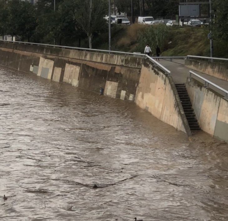 AdrianencaPC's tweet image. El #riubesòs al seu pas per #SantAdrià molta precaució @AjSantAdria
