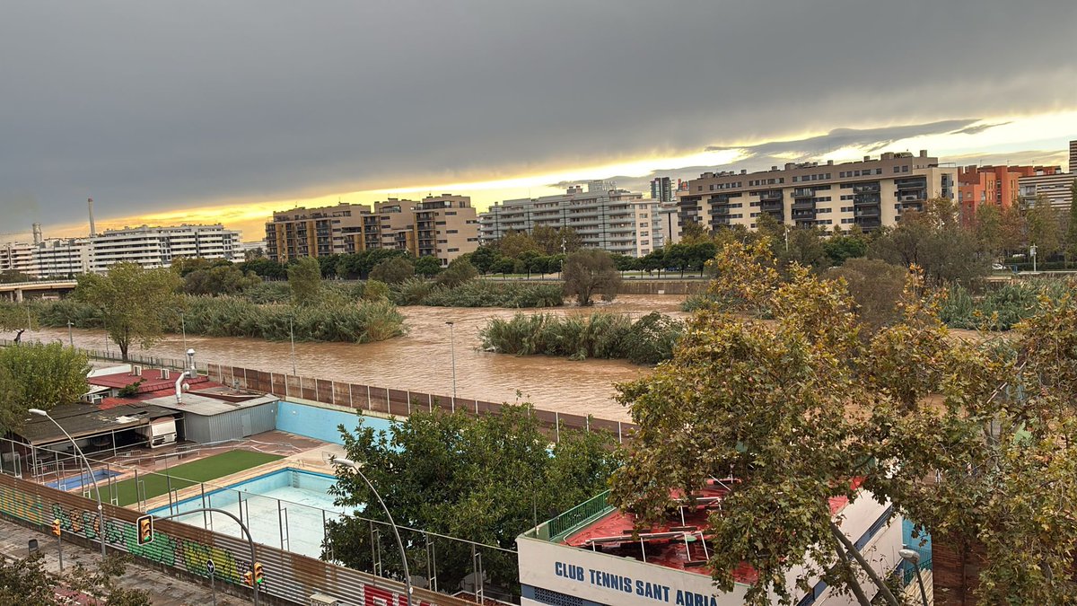 AdrianencaPC's tweet image. El #riubesòs al seu pas per #SantAdrià molta precaució @AjSantAdria